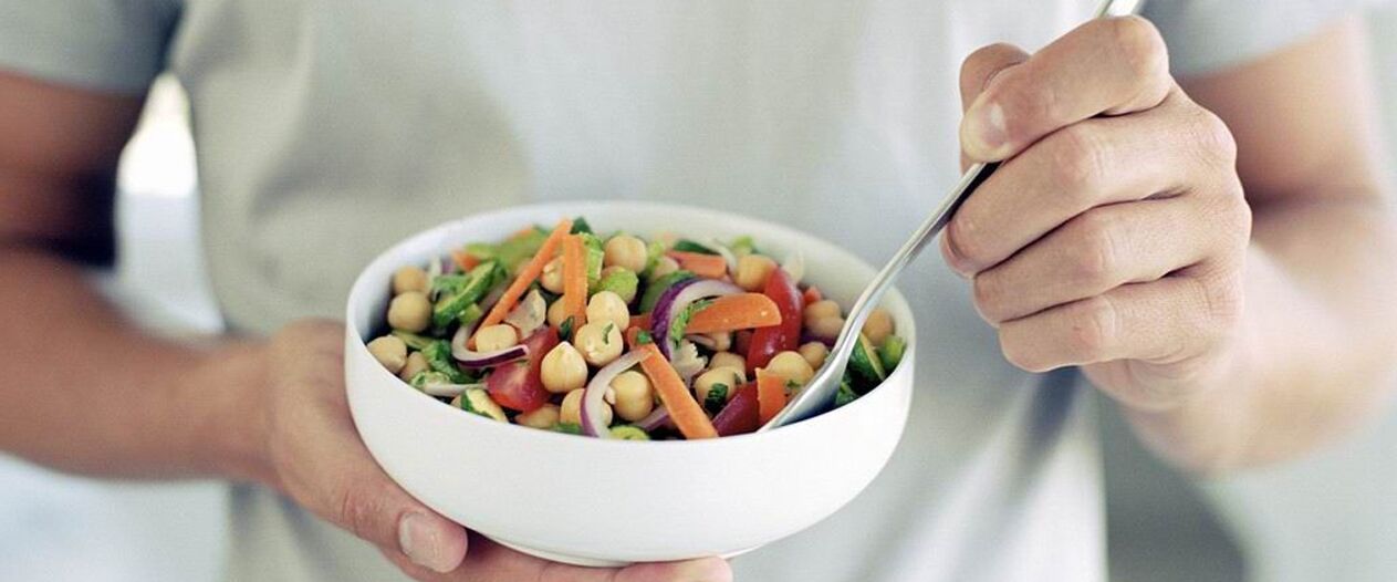 Ein Mann isst Lebensmittel, die gut für die Potenz sind.