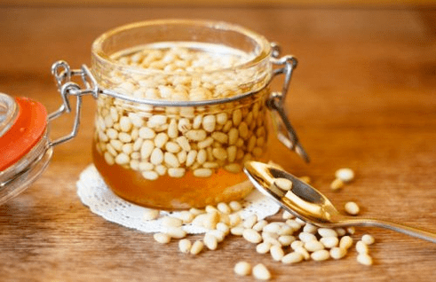 Pinienkerne mit Honig zu verbessern